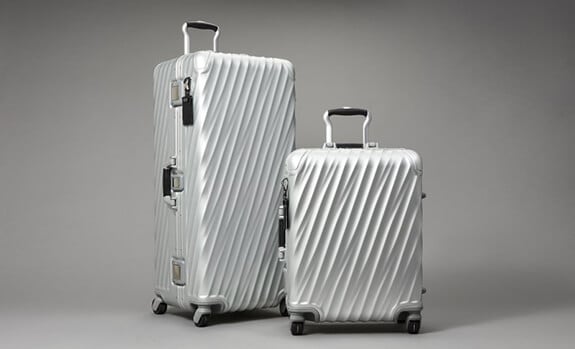 https://es.tumi.com/on/demandware.static/-/Sites-tumi-storefront-catalog/default/dwf38bacc0/nav-tumi-19-degree-aluminum-1x.jpg